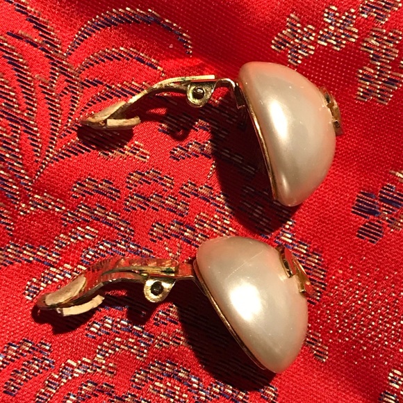 1980s CHANEL PEARL EARRINGS CLIP ON GOLD CC LOGOS - Picture 5 of 7